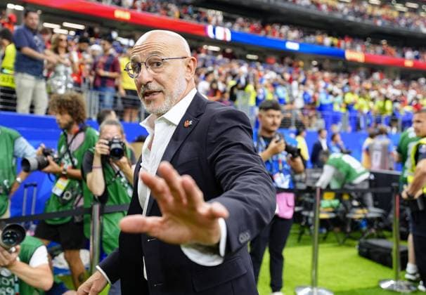 Football: 2026 World Cup Spain head coach Luis de la Fuente Castillo leaves the pitch following a 2-0 victory over France in a World Cup semifinal football match at Dallas Stadium in Arlington, Texas, on July 14, 2026.  A14AA0005623093P