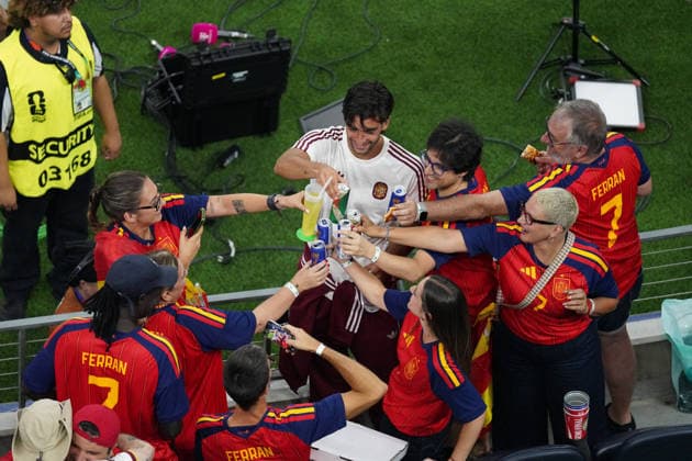 Ferran Torres C of Spain celebrates the victory with his family during the 2026 FIFA World Cup, WM, Weltmeisterschaft, Fussball semifinal match between France and Spain at AT&T Stadium in Arlington, United States, 14 July 2026. FIFA World Cup 2026 semifinals - France vs Spain ACHTUNG: NUR REDAKTIONELLE NUTZUNG  Copyright: xKennethxFernandezx AMDEP8750 20260714-55020894969_1 FIFA World Cup 2026 semifinals - France vs Spain !ACHTUNG: NUR REDAKTIONELLE NUTZUNG!  Copyright: xIMAGO KennethxFernandezx imago images 0861636725 0861636725st