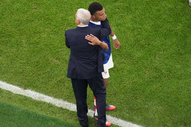 France s head coach Didier Deschamps L hugs Kylian Mbappe R during the 2026 FIFA World Cup, WM, Weltmeisterschaft, Fussball semifinal match between France and Spain at AT&T Stadium in Arlington, United States, 14 July 2026. FIFA World Cup 2026 semifinals - France vs Spain ACHTUNG: NUR REDAKTIONELLE NUTZUNG  Copyright: xKennethxFernandezx AMDEP8741 20260714-55020894985_1 FIFA World Cup 2026 semifinals - France vs Spain !ACHTUNG: NUR REDAKTIONELLE NUTZUNG!  Copyright: xIMAGO KennethxFernandezx imago images 0861636762 0861636762st