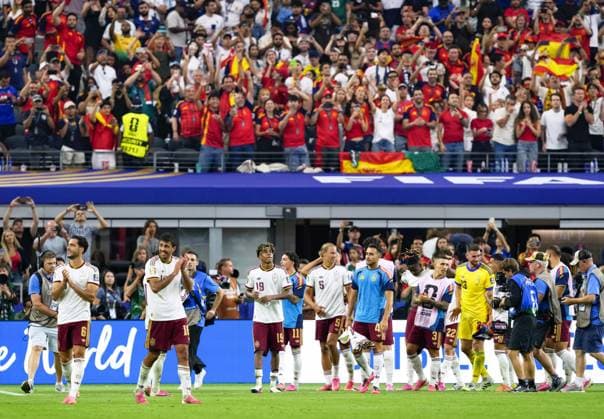 Football: 2026 World Cup Spain players acknowledge the crowd following a 2-0 victory over France in a World Cup semifinal football match at Dallas Stadium in Arlington, Texas, on July 14, 2026.  A14AA0005623110P