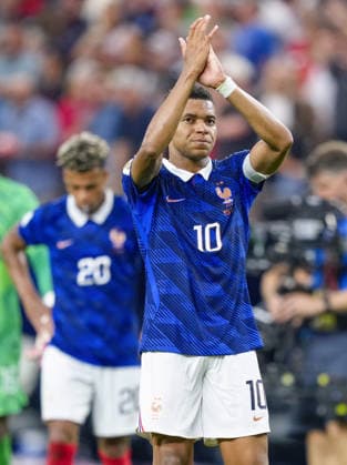 Football: 2026 World Cup France s Kylian Mbappe (10) acknowledges the crowd following a 2-0 loss to Spain in a World Cup semifinal football match at Dallas Stadium in Arlington, Texas, on July 14, 2026.  A14AA0005623120P