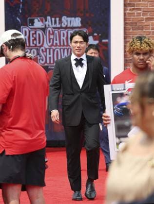 Baseball: MLB, Baseball Herren, USA All-Star Game Yoshinobu Yamamoto of the Los Angeles Dodgers takes part in Major League Baseball s red carpet show ahead of the All-Star Game at Citizens Bank Park in Philadelphia on July 14, 2026.  A14AA0005623132P