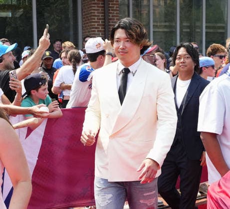 Baseball: MLB, Baseball Herren, USA All-Star Game Munetaka Murakami (C) of the Chicago White Sox walks during a red carpet show ahead of Major League Baseball s All-Star Game at Citizens Bank Park in Philadelphia on July 14, 2026.  A14AA0005623135P