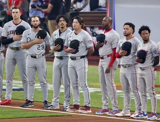 Baseball: MLB, Baseball Herren, USA All-Star Game American League players line up ahead of the Major League Baseball All-Star Game against the National League at Citizens Bank Park in Philadelphia on July 14, 2026.  A14AA0005623146P