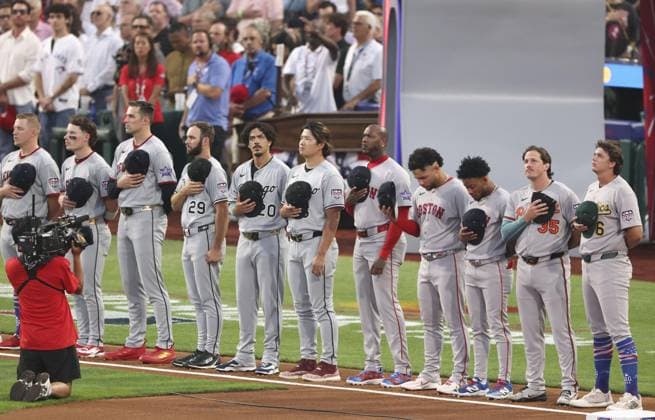 Baseball: MLB, Baseball Herren, USA All-Star Game American League players line up ahead of the Major League Baseball All-Star Game against the National League at Citizens Bank Park in Philadelphia on July 14, 2026.  A14AA0005623148P