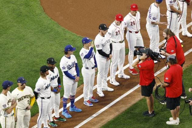 Baseball: MLB, Baseball Herren, USA All-Star Game National League players line up ahead of the Major League Baseball All-Star Game against the American League at Citizens Bank Park in Philadelphia on July 14, 2026.  A14AA0005623150P