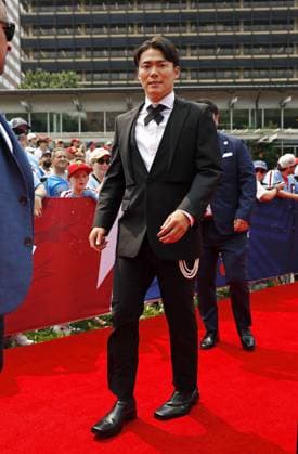 Baseball: MLB, Baseball Herren, USA All-Star Game Yoshinobu Yamamoto of the Los Angeles Dodgers walks during a red carpet show ahead of the Major League Baseball All-Star Game at Citizens Bank Park in Philadelphia on July 14, 2026.  A14AA0005623152P