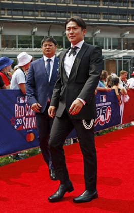 Baseball: MLB, Baseball Herren, USA All-Star Game Yoshinobu Yamamoto of the Los Angeles Dodgers walks during a red carpet show ahead of the Major League Baseball All-Star Game at Citizens Bank Park in Philadelphia on July 14, 2026.  A14AA0005623153P
