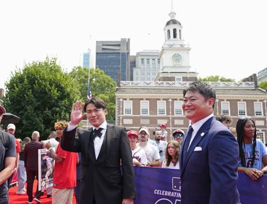 Baseball: MLB, Baseball Herren, USA All-Star Game Yoshinobu Yamamoto of the Los Angeles Dodgers waves to the crowd after taking part in a red carpet show held ahead of the Major League Baseball All-Star Game at Citizens Bank Park in Philadelphia on July 14, 2026.  A14AA0005623164P