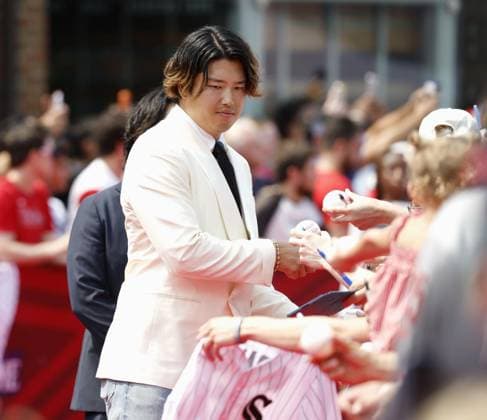 Baseball: MLB, Baseball Herren, USA All-Star Game Munetaka Murakami of the Chicago White Sox signs autographs during a red carpet show held ahead of Major League Baseball s All-Star Game at Citizens Bank Park in Philadelphia on July 14, 2026.  A14AA0005623165P