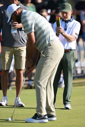 Scottie Scheffler (USA) with Putting coach Phil Kenyon on the Putting green 154th Open Golf Championships, Royal Birkdale, Southport, UK - 15 Jul 2026Southport Royal Birkdale United Kingdom  Copyright: xGreigxCowie Shutterstockx 16988291aa