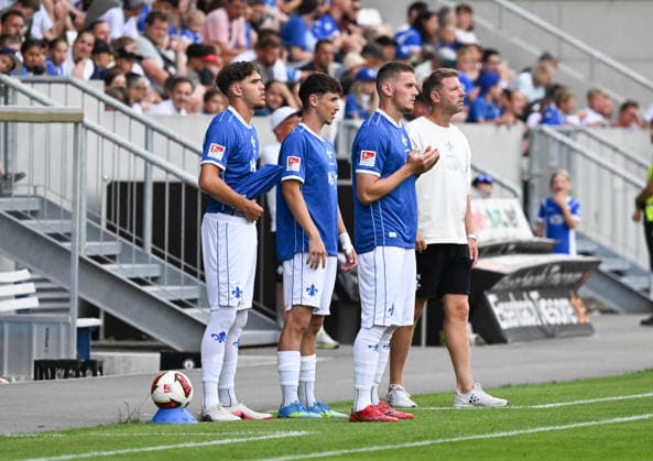 14.07.2026, xsltx, Fussball Testspiel, SV Darmstadt 98 - FC Homburg v.l. Dreifachwechsel bei Darmstadt: Max Pfister (SV Darmstadt 98), Mika Schlosser (SV Darmstadt 98), Meldin Dreskovic (SV Darmstadt 98), Florian Kohfeldt (Cheftrainer SV Darmstadt 98) (DFL DFB REGULATIONS PROHIBIT ANY USE OF PHOTOGRAPHS as IMAGE SEQUENCES and or QUASI-VIDEO) *** July 14, 2026, xsltx, Soccer Friendly Match, SV Darmstadt 98 vs. FC Homburg: Triple substitution for Darmstadt—Max Pfister, SV Darmstadt 98, Mika Schlosser, SV Darmstadt 98, Meldin Dreskovic, SV Darmstadt 98, Florian Kohfeldt, Head Coach, SV Darmstadt 98. DFL and DFB regulations prohibit any use of photographs as image sequences and or quasi-video.