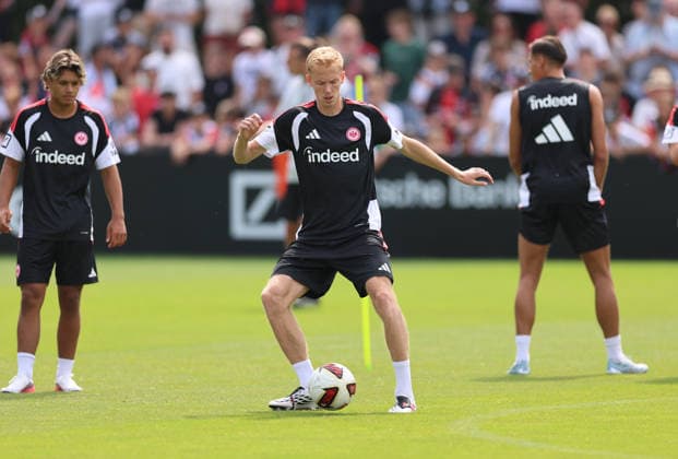 15.07.2026, Fussball Training, Eintracht Frankfurt, v.l., Hugo Larsson (Eintracht Frankfurt) DFL DFB REGULATIONS PROHIBIT ANY USE OF PHOTOGRAPHS AS IMAGE SEQUENCES AND OR QUASI-VIDEO. xdcx *** July 15, 2026, Soccer Practice, Eintracht Frankfurt, from left: Hugo Larsson, Eintracht Frankfurt. DFL and DFB regulations prohibit any use of photographs as image sequences and or quasi-video. xdcx Copyright: HMBxMedia Claus