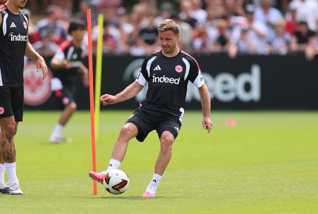 15.07.2026, Fussball Training, Eintracht Frankfurt, v.l., Mario Götze (Eintracht Frankfurt) DFL DFB REGULATIONS PROHIBIT ANY USE OF PHOTOGRAPHS AS IMAGE SEQUENCES AND OR QUASI-VIDEO. xdcx *** July 15, 2026, Soccer Practice, Eintracht Frankfurt, from left: Mario Götze, Eintracht Frankfurt. DFL and DFB regulations prohibit any use of photographs as image sequences and or quasi-video. xdcx Copyright: HMBxMedia Claus