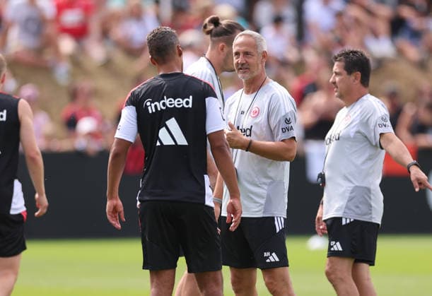 15.07.2026, Fussball Training, Eintracht Frankfurt, v.l., Timothy Chandler (Eintracht Frankfurt) im Gespräch mit Trainer Adi Hütter (Eintracht Frankfurt) DFL DFB REGULATIONS PROHIBIT ANY USE OF PHOTOGRAPHS AS IMAGE SEQUENCES AND OR QUASI-VIDEO. xdcx *** July 15, 2026, Soccer practice, Eintracht Frankfurt, from left, Timothy Chandler of Eintracht Frankfurt in conversation with coach Adi Hütter, Eintracht Frankfurt. DFL and DFB regulations prohibit any use of photographs as image sequences and or quasi-video. xdcx Copyright: HMBxMedia Claus