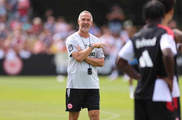 15.07.2026, Fussball Training, Eintracht Frankfurt, v.l., Trainer Adi Hütter (Eintracht Frankfurt) gibt Anweisungen, gestikuliert, mit den Armen gestikulieren, gives instructions, gesticulate DFL DFB REGULATIONS PROHIBIT ANY USE OF PHOTOGRAPHS AS IMAGE SEQUENCES AND OR QUASI-VIDEO. xdcx *** July 15, 2026, Soccer Practice, Eintracht Frankfurt, from left, Coach Adi Hütter of Eintracht Frankfurt gives instructions, gesticulates, waves his arms, gives instructions, gesticulates DFL DFB REGULATIONS PROHIBIT ANY USE OF PHOTOGRAPHS AS IMAGE SEQUENCES AND OR QUASI-VIDEO xdcx Copyright: HMBxMedia Claus