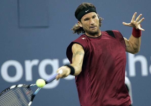 USA TENNIS US OPEN Carlos Moya of Spain returns the ball to Amer Delic of the US epa000267898 Carlos Moya of Spain returns the ball to Amer Delic of the US during their second round match at the US Open in Flushing Meadows, New York Thursday 02 September 2004. FLUSHING MEADOWS United States  Copyright: xELIOTxJ.xSCHECHTERx