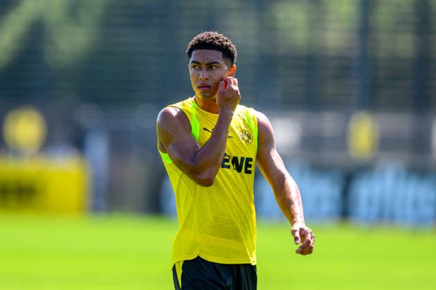 14.07.2026: Bundesliga, Borussia Dortmund öffentliches Training, Saisonstart 2026 2027 in Dortmund Jobe Bellingham schaut. *** July 14, 2026: Bundesliga, Borussia Dortmund open practice, start of the 2026–2027 season in Dortmund; Jobe Bellingham watches Copyright: xDavidxInderliedx