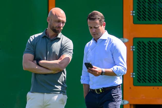 14.07.2026: Bundesliga, Borussia Dortmund öffentliches Training, Saisonstart 2026 2027 in Dortmund Ole Book (l) und Lars Ricken schauen auf ein Handy. *** July 14, 2026: Bundesliga, Borussia Dortmund public training session, start of the 2026–2027 season in Dortmund; Ole Book and Lars Ricken look at a cell phone Copyright: xDavidxInderliedx