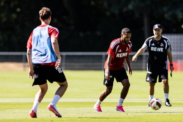 COLOGNE, GERMANY - JULY 15: Linton Maina (1. FC Koeln, 37) controls the ball against Rav van den Berg (1. FC Koeln, 33) during a training session of season 2026 27 at Geissbockheim on July 15, 2026 in Cologne, Germany. North Rhine Westphalia Germany Copyright: xSteffiexWunderlx