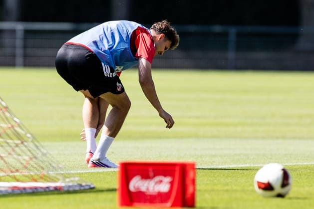 COLOGNE, GERMANY - JULY 15: Rav van den Berg (1. FC Koeln, 33) holding his ankle - injury? - during a training session of season 2026 27 at Geissbockheim on July 15, 2026 in Cologne, Germany. North Rhine Westphalia Germany Copyright: xSteffiexWunderlx
