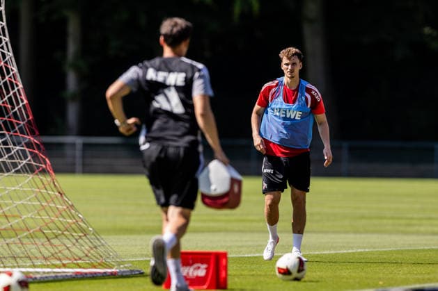 COLOGNE, GERMANY - JULY 15: Rav van den Berg (1. FC Koeln, 33) getting treatment after possible injury during a training session of season 2026 27 at Geissbockheim on July 15, 2026 in Cologne, Germany. North Rhine Westphalia Germany Copyright: xSteffiexWunderlx