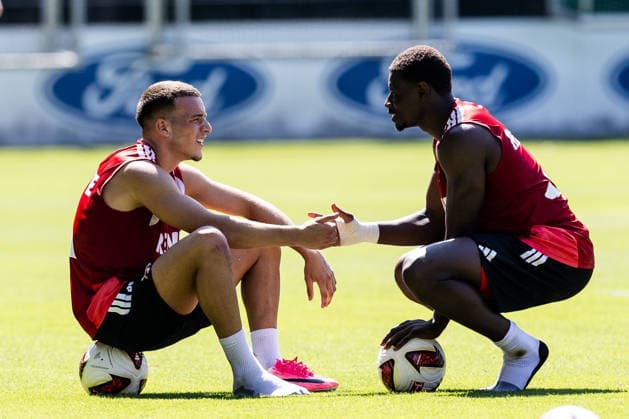 Sport Bilder des Tages COLOGNE, GERMANY - JULY 15: Said El Mala (1. FC Koeln, 13) with his right shoe off and Ragnar Ache (1. FC Koeln, 9) shake hands during a training session of season 2026 27 at Geissbockheim on July 15, 2026 in Cologne, Germany. North Rhine Westphalia Germany Copyright: xSteffiexWunderlx
