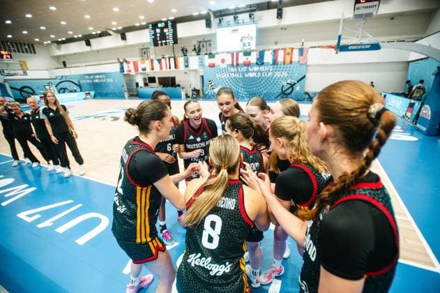 RECORD DATE NOT STATED Die deutsche U17, U 17 Nationalmannschaft bildet einen Mannschaftskreis auf dem Spielfeld der Starez Arena in Brno. Mathilda Haensch ( 16; Deutschland) und Mia Wiegand ( 13; Deutschland) sind im Kreis zu sehen, Darina Zraychenko ( 8; Deutschland) ist von hinten erkennbar. Mathilda Haensch und Mia Wiegand beim Team-Huddle der deutschen U17 *** The German U17 national team forms a huddle on the field at Starez Arena in Brno. Mathilda Haensch (16, Germany) and Mia Wiegand (13, Germany) can be seen in the huddle, Darina Zraychenko (No. 8, Germany) is visible from behind. Mathilda Haensch and Mia Wiegand during the German U17 team huddle Copyright: xJoelxKruehlerx