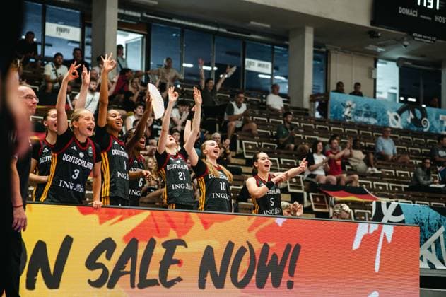 RECORD DATE NOT STATED Die deutschen Spielerinnen Linda Thimm ( 5; Deutschland), Leonie Pfanzelt ( 3; Deutschland), Amelie Mbah ( 1; Deutschland) und Leni Schramm-Bunni... ( 10; Deutschland) jubeln ausgelassen an der Seitenlinie in der Starez Arena Vodova in Brno. Die gesamte Bank feiert gemeinsam mit erhobenen Armen und sichtbarer Begeisterung. Deutschland-Bank jubelt: Linda Thimm, Leonie Pfanzelt, Amelie Mbah und Leni Schramm-Bunni... feiern *** The German players Linda Thimm 5 Germany, Leonie Pfanzelt 3 Germany, Amelie Mbah (No. 1, Germany), and Leni Schramm Bunni (No. 10, Germany) cheer exuberantly on the sidelines at the Starez Arena Vodova in Brno. The entire bench celebrates together with arms raised and visible enthusiasm. The German bench cheers: Linda Thimm, Leonie Pfanzelt, Amelie Mbah, and Leni Schramm Bunni celebrate Copyright: xJoelxKruehlerx
