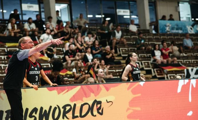 RECORD DATE NOT STATED Ein Trainer der deutschen Nationalmannschaft gestikuliert energisch an der Seitenlinie und zeigt mit ausgestrecktem Arm Anweisungen. Linda Thimm ( 5; Deutschland) und Leni Schramm-Bunni ( 10; Deutschland) verfolgen das Spielgeschehen von der Bank, Moescha Feunou Bakam ( 6; Deutschland) ist ebenfalls im Hintergrund zu sehen. Deutschland-Trainer gibt Anweisungen – Linda Thimm und Leni Schramm-Bunni an der Seitenlinie *** A coach for the German national team gestures energetically from the sideline, giving instructions with his arm outstretched. Linda Thimm (5, Germany) and Leni Schramm Bunni (10, Germany) watch the action from the bench, Moescha Feunou Bakam 6 Germany can also be seen in the background. The German coach gives instructions—Linda Thimm and Leni Schramm Bunni on the sideline Copyright: xJoelxKruehlerx