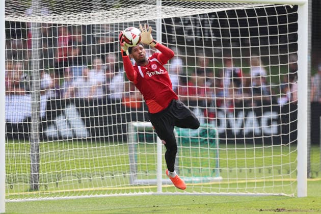 15.07.2026, Fussball Training, Eintracht Frankfurt, v.l., Torwart Kaua Kaua-Morais Vieira Dos Santos (Eintracht Frankfurt) DFL DFB REGULATIONS PROHIBIT ANY USE OF PHOTOGRAPHS AS IMAGE SEQUENCES AND OR QUASI-VIDEO. xdcx *** July 15, 2026, Soccer Practice, Eintracht Frankfurt, from left: Goalkeeper Kaua Kaua Morais Vieira Dos Santos, Eintracht Frankfurt. DFL and DFB regulations prohibit any use of photographs as image sequences and or quasi-video. xdcx Copyright: HMBxMedia Claus