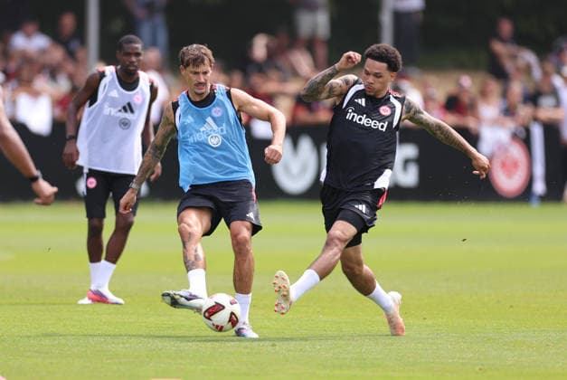 15.07.2026, Fussball Training, Eintracht Frankfurt, v.l., Robin Koch (Eintracht Frankfurt), Pharell Nnamdi Collins (Eintracht Frankfurt) DFL DFB REGULATIONS PROHIBIT ANY USE OF PHOTOGRAPHS AS IMAGE SEQUENCES AND OR QUASI-VIDEO. xdcx *** July 15, 2026, Soccer practice, Eintracht Frankfurt, from left: Robin Koch (Eintracht Frankfurt), Pharell Nnamdi Collins (Eintracht Frankfurt). DFL and DFB regulations prohibit any use of photographs as image sequences and or quasi-video. xdcx Copyright: HMBxMedia Claus
