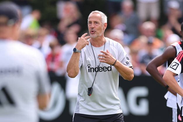 15.07.2026, Fussball Training, Eintracht Frankfurt, v.l., Trainer Adi Hütter (Eintracht Frankfurt) gibt Anweisungen, gestikuliert, mit den Armen gestikulieren, gives instructions, gesticulate DFL DFB REGULATIONS PROHIBIT ANY USE OF PHOTOGRAPHS AS IMAGE SEQUENCES AND OR QUASI-VIDEO. xdcx *** July 15, 2026, Soccer Practice, Eintracht Frankfurt, from left, Coach Adi Hütter of Eintracht Frankfurt gives instructions, gesticulates, waves his arms, gives instructions, gesticulates DFL DFB REGULATIONS PROHIBIT ANY USE OF PHOTOGRAPHS AS IMAGE SEQUENCES AND OR QUASI-VIDEO xdcx Copyright: HMBxMedia Claus