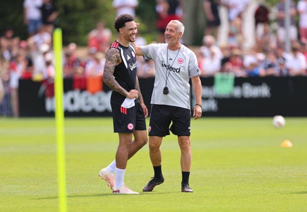 Sport Bilder des Tages 15.07.2026, Fussball Training, Eintracht Frankfurt, v.l., Trainer Adi Hütter (Eintracht Frankfurt) scherzt mit Pharell Nnamdi Collins (Eintracht Frankfurt) DFL DFB REGULATIONS PROHIBIT ANY USE OF PHOTOGRAPHS AS IMAGE SEQUENCES AND OR QUASI-VIDEO. xdcx *** July 15, 2026, Soccer practice, Eintracht Frankfurt, from left, Coach Adi Hütter of Eintracht Frankfurt jokes with Pharell Nnamdi Collins of Eintracht Frankfurt. DFL and DFB regulations prohibit any use of photographs as image sequences and or quasi-video. xdcx Copyright: HMBxMedia Claus
