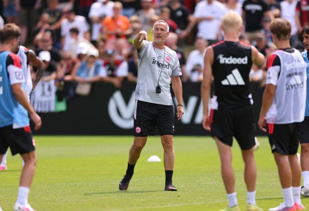 15.07.2026, Fussball Training, Eintracht Frankfurt, v.l., Trainer Adi Hütter (Eintracht Frankfurt) gibt Anweisungen, gestikuliert, mit den Armen gestikulieren, gives instructions, gesticulate DFL DFB REGULATIONS PROHIBIT ANY USE OF PHOTOGRAPHS AS IMAGE SEQUENCES AND OR QUASI-VIDEO. xdcx *** July 15, 2026, Soccer Practice, Eintracht Frankfurt, from left, Coach Adi Hütter of Eintracht Frankfurt gives instructions, gesticulates, waves his arms, gives instructions, gesticulates. DFL and DFB regulations prohibit any use of photographs as image sequences and or quasi-video. xdcx Copyright: HMBxMedia Claus