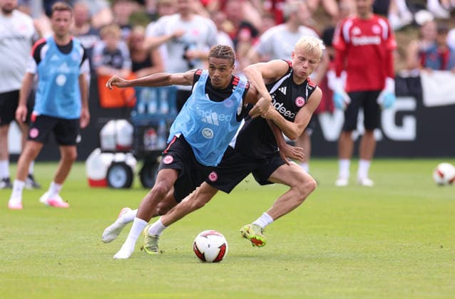 15.07.2026, Fussball Training, Eintracht Frankfurt, v.l., Jean-Matteo Bahoya (Eintracht Frankfurt), Oscar Hojlund (Eintracht Frankfurt) DFL DFB REGULATIONS PROHIBIT ANY USE OF PHOTOGRAPHS AS IMAGE SEQUENCES AND OR QUASI-VIDEO. xdcx *** July 15, 2026, Soccer Practice, Eintracht Frankfurt, from left: Jean Matteo Bahoya (Eintracht Frankfurt), Oscar Hojlund (Eintracht Frankfurt). DFL and DFB regulations prohibit any use of photographs as image sequences and or quasi-video. xdcx Copyright: HMBxMedia Claus
