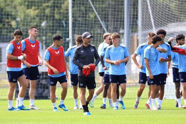 DEU, DFL, 2. FBL Hertha BSC, Training, 15.07.2026, Sportforum, Berlin, DEU, DFL, 2. FBL Hertha BSC, Training, Cheftrainer Stefan Leitl (Hertha BSC Berlin), Hertha-Spielerkreis DFL - regulations prohibit any use of Photographs as image sequences and or quasi-video Berlin Sportforum Berlin Deutschland *** GER, DFL, 2nd Bundesliga Hertha BSC, Training, July 15, 2026, Sportforum, Berlin, GER, DFL, 2nd Bundesliga Hertha BSC, Training, Head Coach Stefan Leitl, Hertha BSC Berlin, Hertha Players Group. DFL regulations prohibit any use of photographs as image sequences and or quasi-video. Berlin Sportforum, Berlin, Germany Copyright: xNordphotox xEnglerx