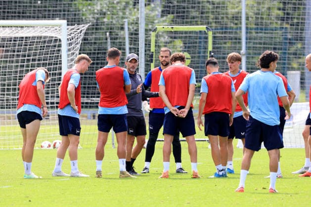 DEU, DFL, 2. FBL Hertha BSC, Training, 15.07.2026, Sportforum, Berlin, DEU, DFL, 2. FBL Hertha BSC, Training, Cheftrainer Stefan Leitl (Hertha BSC Berlin), Hertha-Spielerkreis DFL - regulations prohibit any use of Photographs as image sequences and or quasi-video Berlin Sportforum Berlin Deutschland *** GER, DFL, 2nd Bundesliga Hertha BSC, Training, July 15, 2026, Sportforum, Berlin, GER, DFL, 2nd Bundesliga Hertha BSC, Training, Head Coach Stefan Leitl, Hertha BSC Berlin, Hertha players. DFL regulations prohibit any use of photographs as image sequences and or quasi-video. Berlin Sportforum, Berlin, Germany Copyright: xNordphotox xEnglerx