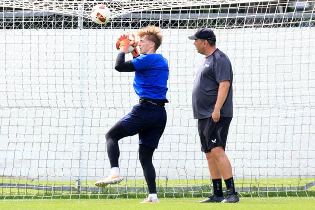 DEU, DFL, 2. FBL Hertha BSC, Training, 15.07.2026, Sportforum, Berlin, DEU, DFL, 2. FBL Hertha BSC, Training, Tim Goller (Hertha BSC Berlin 43), Torwarttrainer Andreas Menger (Hertha BSC Berlin) DFL - regulations prohibit any use of Photographs as image sequences and or quasi-video Berlin Sportforum Berlin Deutschland *** GER, DFL, 2nd Bundesliga Hertha BSC, Training, July 15, 2026, Sportforum, Berlin, GER, DFL, 2nd Bundesliga Hertha BSC, Training, Tim Goller Hertha BSC Berlin 43, Goalkeeper Coach Andreas Menger Hertha BSC Berlin DFL regulations prohibit any use of photographs as image sequences and or quasi-video Berlin Sportforum Berlin Germany Copyright: xNordphotox xEnglerx
