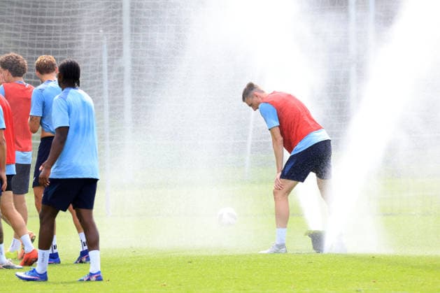 DEU, DFL, 2. FBL Hertha BSC, Training, 15.07.2026, Sportforum, Berlin, DEU, DFL, 2. FBL Hertha BSC, Training, Niklas Kolbe (Hertha BSC Berlin 27), Rasensprenger DFL - regulations prohibit any use of Photographs as image sequences and or quasi-video Berlin Sportforum Berlin Deutschland *** GER, DFL, 2nd Bundesliga Hertha BSC, Training, July 15, 2026, Sportforum, Berlin, GER, DFL, 2nd Bundesliga Hertha BSC, Training, Niklas Kolbe Hertha BSC Berlin 27, Sprinkler DFL regulations prohibit any use of photographs as image sequences and or quasi-video Berlin Sportforum Berlin Germany Copyright: xNordphotox xEnglerx