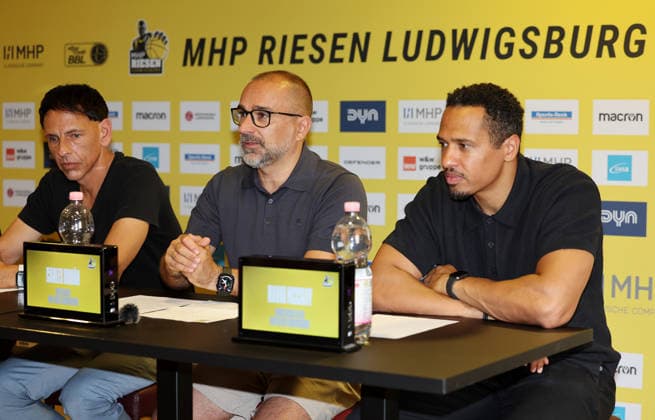 Ludwigsburg, Basketball MHP Riesen Ludwigsburg PK, v.l. Alexander Reil (1. Vorsitzender MHP Riesen und Präsident der AG Basketball-Bundesliga), Headcoach Carles Duran , David McCray (sportlicher Leiter) *** Ludwigsburg, MHP Riesen Ludwigsburg Basketball Press Conference: From left: Alexander Reil, Chairman of MHP Riesen and President of the Basketball Bundesliga AG; Head Coach Carles Duran; David McCray, Athletic Director