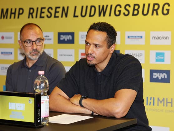 Ludwigsburg, Basketball MHP Riesen Ludwigsburg PK, v.l. Headcoach Carles Duran , David McCray (sportlicher Leiter) *** Ludwigsburg, MHP Riesen Ludwigsburg Basketball Press Conference, from left: Head Coach Carles Duran, David McCray, Athletic Director