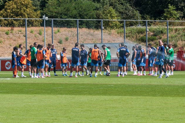 15.07.2026, Fussball, Training des FC Schalke 04. Die Spieler des S04 stehen zusammen. Gelsenkirchen Trainingsgelände FC Schalke 04 NRW Deutschland xRHR-FOTO YYx *** July 15, 2026, Soccer, FC Schalke 04 Practice: The S04 players stand together at the FC Schalke 04 training facility in Gelsenkirchen, North Rhine-Westphalia, Germany xRHR PHOTO YYx Copyright: RHR-FOTOx RHR-FOTO YY