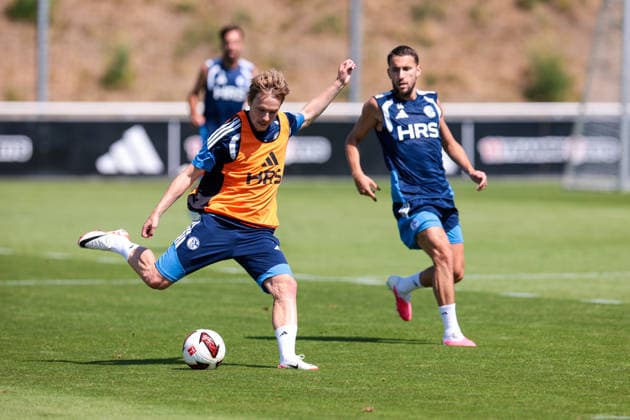 15.07.2026, Fussball, Training des FC Schalke 04. v. l. Finn Porath (FC Schalke 04), Adil Aouchiche (FC Schalke 04). Gelsenkirchen Trainingsgelände FC Schalke 04 NRW Deutschland xRHR-FOTO YYx *** July 15, 2026, Soccer, FC Schalke 04 training session by Finn Porath, FC Schalke 04, Adil Aouchiche, FC Schalke 04, Gelsenkirchen, FC Schalke 04 training facility, North Rhine-Westphalia, Germany, xRHR, PHOTO YYx Copyright: RHR-FOTOx RHR-FOTO YY