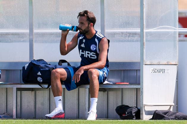 15.07.2026, Fussball, Training des FC Schalke 04. Kenan Karaman (FC Schalke 04) sitzt auf der Bank und trinkt. Gelsenkirchen Trainingsgelände FC Schalke 04 NRW Deutschland xRHR-FOTO YYx *** July 15, 2026, Soccer, FC Schalke 04 practice: Kenan Karaman sits on the bench and drinks at the FC Schalke 04 training facility in Gelsenkirchen, North Rhine-Westphalia, Germany xRHR PHOTO YYx Copyright: RHR-FOTOx RHR-FOTO YY