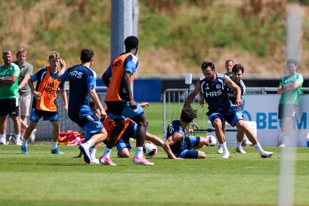 15.07.2026, Fussball, Training des FC Schalke 04. v. l. Soufiane El-Faouzi (FC Schalke 04), Kenan Karaman (FC Schalke 04), Adrian Gantenbein (FC Schalke 04) im Duell. Gelsenkirchen Trainingsgelände FC Schalke 04 NRW Deutschland xRHR-FOTO YYx *** July 15, 2026, Soccer, FC Schalke 04 training session featuring Soufiane El Faouzi (FC Schalke 04), Kenan Karaman (FC Schalke 04), and Adrian Gantenbein (FC Schalke 04) at the FC Schalke 04 training facility in Gelsenkirchen, North Rhine-Westphalia, Germany xRHR PHOTO YYx Copyright: RHR-FOTOx RHR-FOTO YY