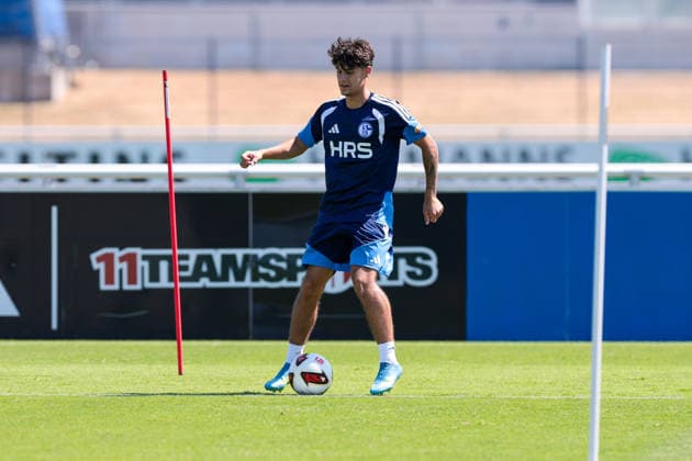 15.07.2026, Fussball, Training des FC Schalke 04. Edin Gashi (FC Schalke O4 II). Gelsenkirchen Trainingsgelände FC Schalke 04 NRW Deutschland xRHR-FOTO YYx *** July 15, 2026, Soccer, FC Schalke 04 practice, Edin Gashi, FC Schalke 04 II, Gelsenkirchen, FC Schalke 04 training facility, North Rhine-Westphalia, Germany, xRHR, PHOTO YYx Copyright: RHR-FOTOx RHR-FOTO YY