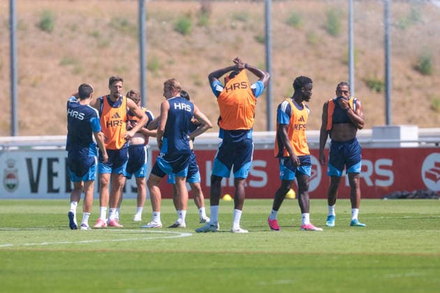 15.07.2026, Fussball, Training des FC Schalke 04. Abkühlung für die Spieler des S04. Gelsenkirchen Trainingsgelände FC Schalke 04 NRW Deutschland xRHR-FOTO YYx *** July 15, 2026, Soccer, FC Schalke 04 Practice Cool-down for the S04 players Gelsenkirchen FC Schalke 04 Training Facility NRW Germany xRHR PHOTO YYx Copyright: RHR-FOTOx RHR-FOTO YY