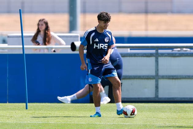 15.07.2026, Fussball, Training des FC Schalke 04. Edin Gashi (FC Schalke O4 II). Gelsenkirchen Trainingsgelände FC Schalke 04 NRW Deutschland xRHR-FOTO YYx *** July 15, 2026, Soccer, FC Schalke 04 practice, Edin Gashi, FC Schalke 04 II, Gelsenkirchen, FC Schalke 04 training facility, North Rhine-Westphalia, Germany, xRHR, PHOTO YYx Copyright: RHR-FOTOx RHR-FOTO YY