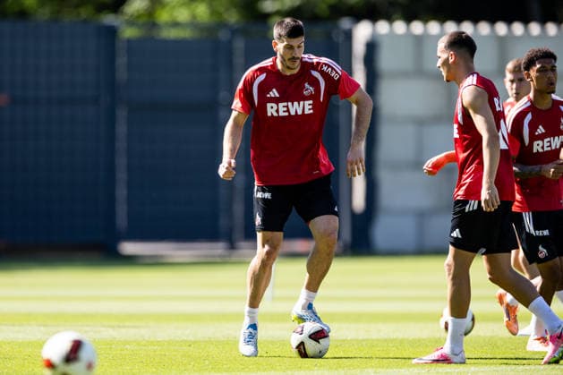 COLOGNE, GERMANY - JULY 15: Luka Lochoshvili (1. FC Koeln, 24) controls the ball during a training session of season 2026 27 at Geissbockheim on July 15, 2026 in Cologne, Germany. North Rhine Westphalia Germany Copyright: xSteffiexWunderlx
